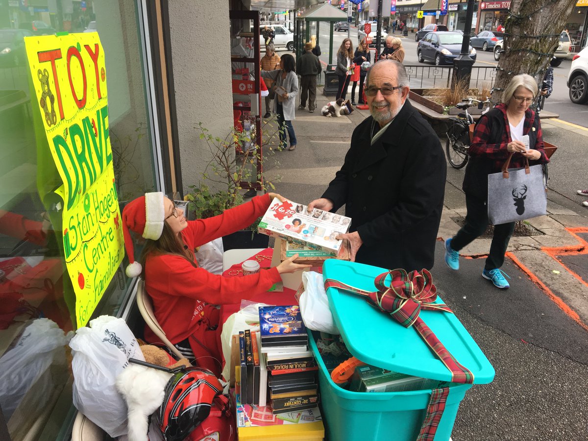 Oak Bay teen aims to collect 1,000 presents at annual toy drive