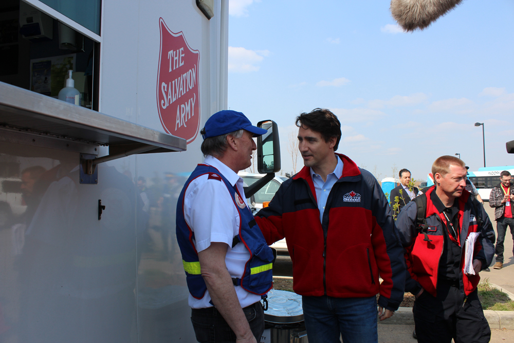 Justin trudeau and EDS worker talking