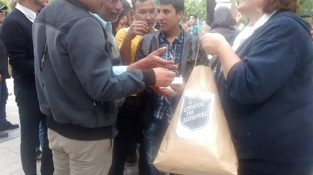 Salvation Army gives food to refugees