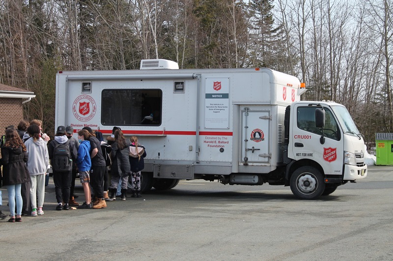 Mobile truck serves pizza to hungry students