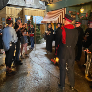 Neil Winemaker, premier aide-réalisateur de Murdoch Mysteries, donne ses directives aux musiciens de l’Armée du Salut avant le début du tournage